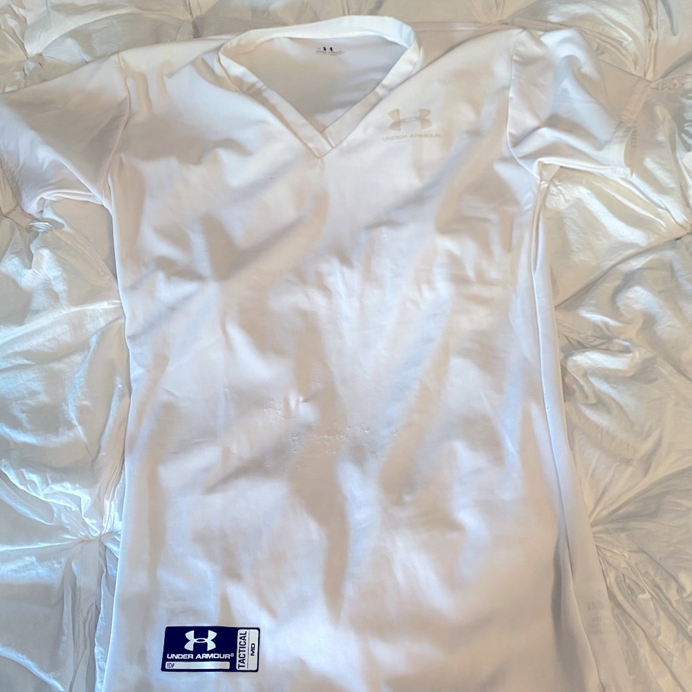 Under Armour fitted v-neck t-shirt: sz women’s med